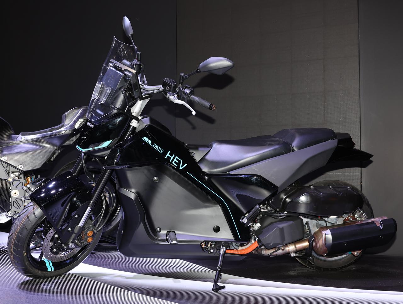 画像: ヤマハ「PROTO HEV」シチュエーションに合わせて「静」と「動」の異なるパワーユニットを選択できるハイブリッドスクーター！【ジャパンモビリティショー2025】 - webオートバイ