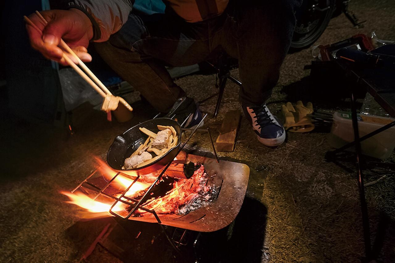 画像: ▲筆者は年に1~2度ほどキャンプに出かけるくらい。外で飲むコーヒーがたまらなく美味しいねえ派なんです。料理はお米から炊くって本格派もいらっしゃるけれど、私は現地近所のスーパーでごはんとおかずを買って焚き火で温めるだけで十分なんです。焚き火の下には焚き火シートを、ごみは残さず持ち帰りましょう!