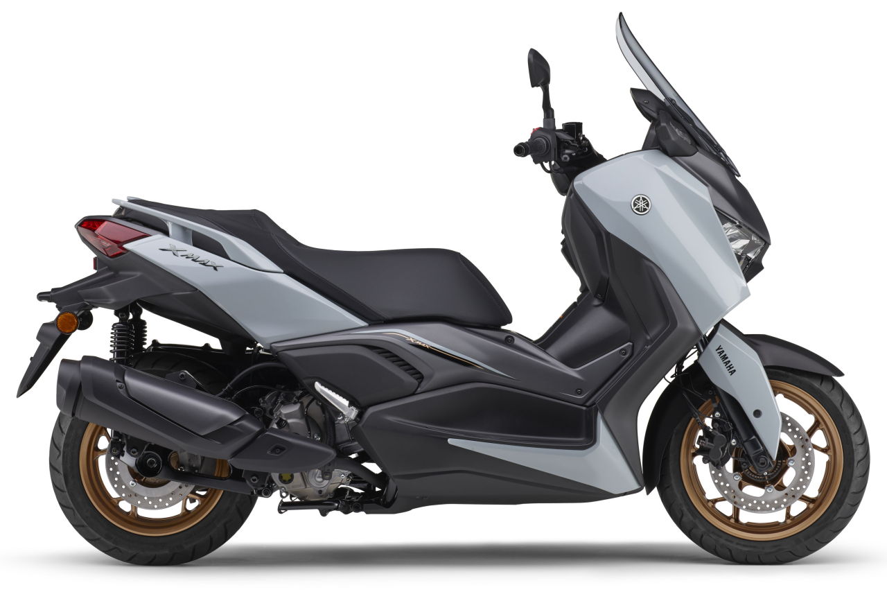 画像3: スポーティなのに実はレースブルー初採用！ ヤマハ「XMAX」の2026年ニューカラーは金属的な質感のダークグレーも登場、7月7日発売