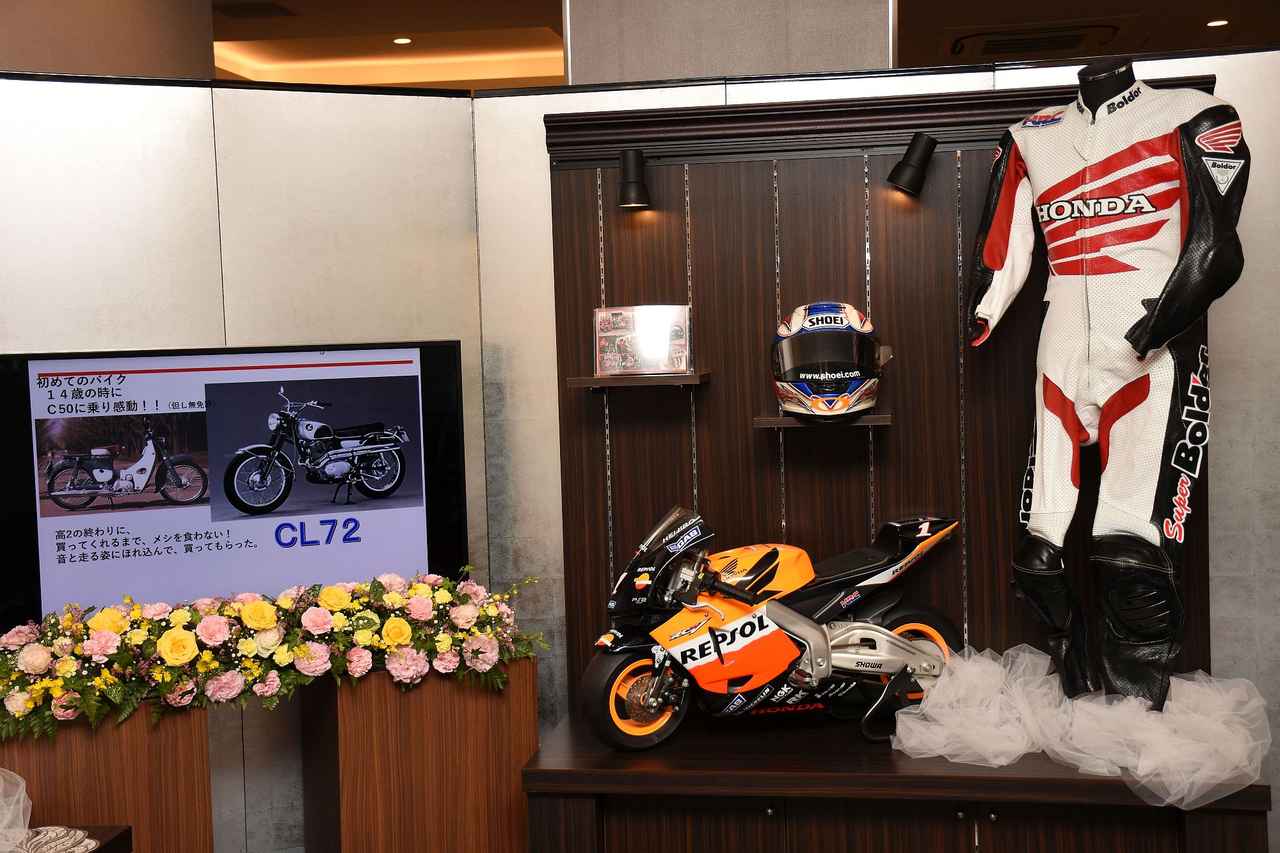 画像: Hondaに入社したころは、社内チーム「ブルーヘルメット」にライダーとして参加されていた吉村さん。写真の74daijiroが、下に記したRC211Vのデザイナーさんが塗ってくれたという車両だ