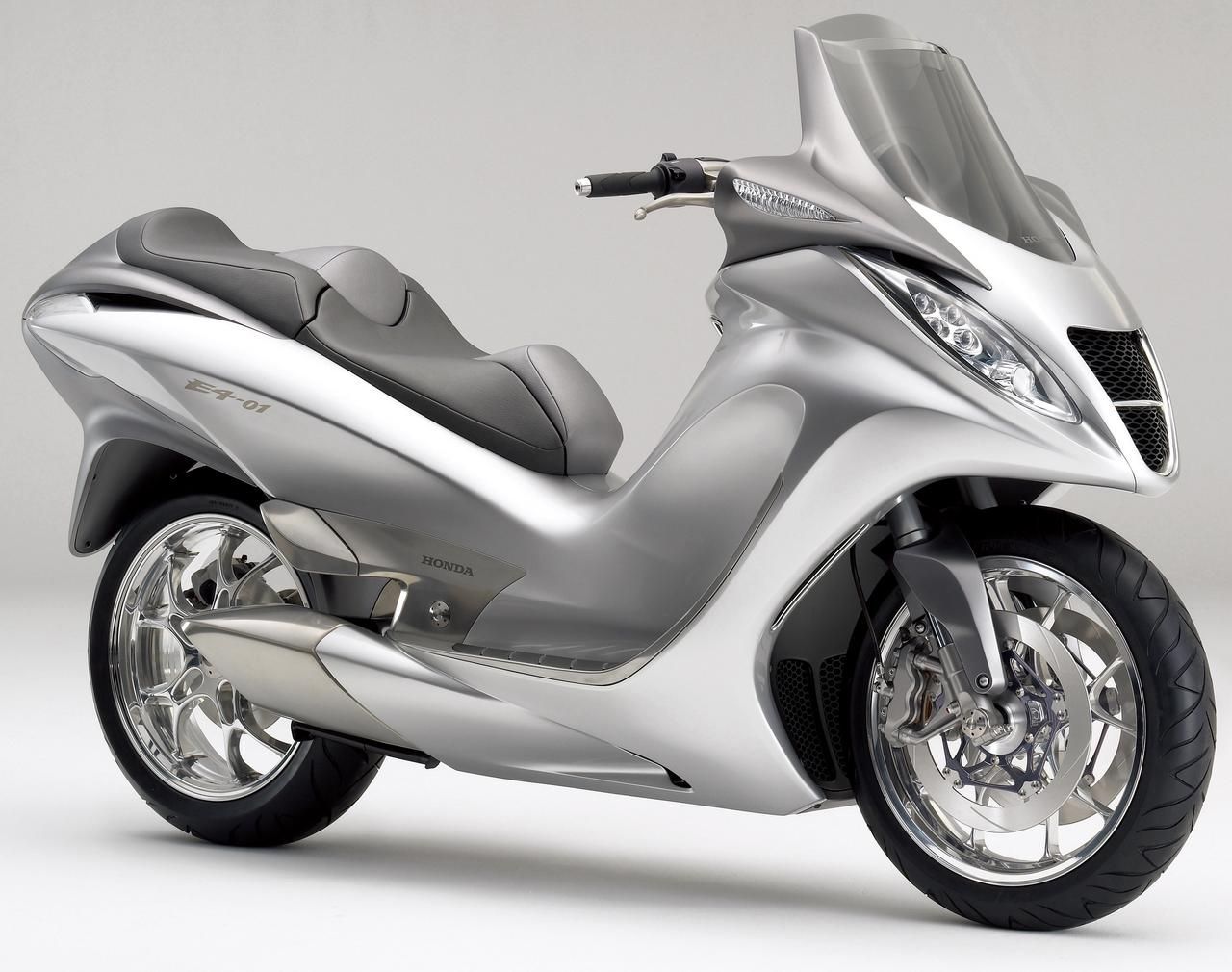 画像: 2005年の東京モーターショーで発表されたE4-01。市販こそされなかったが、車体のあちこちに最新技術とオリジナルアイディアがつまったモデルだった
