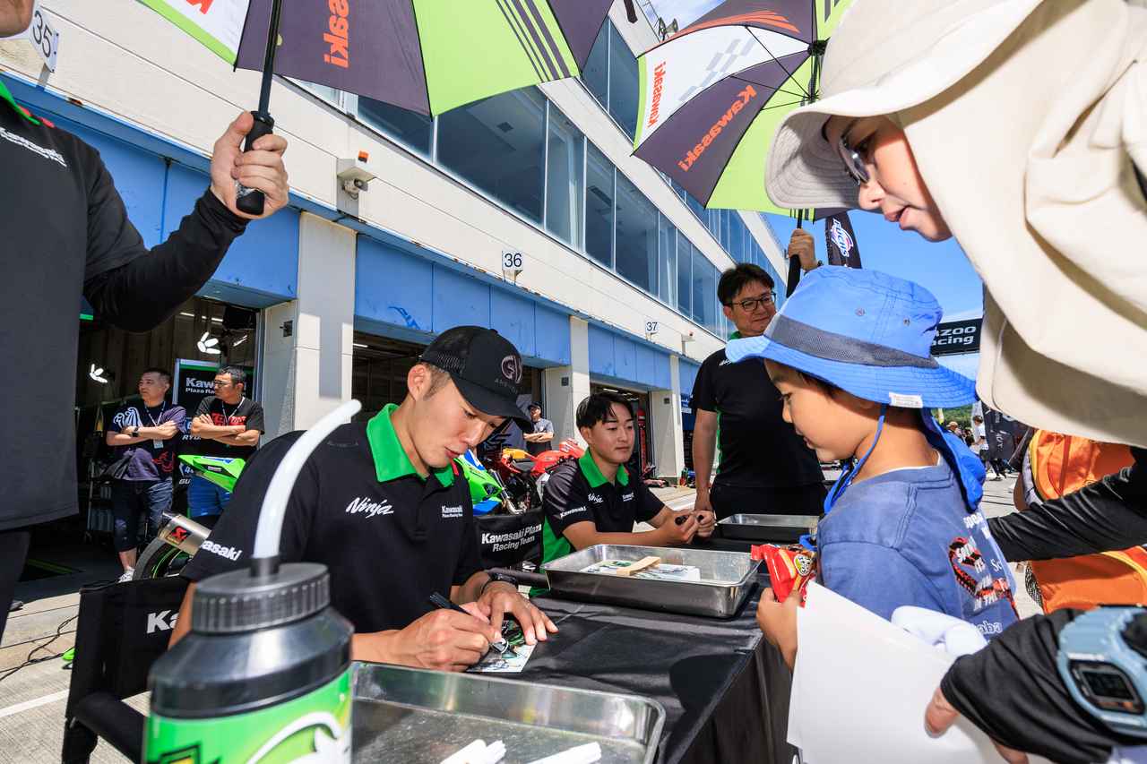 画像: ▲チーム、そしてライダーにとっても地元でのレースとなる今大会。Kawasaki Plaza Racing Teamのピットには多くのファンが訪れました。