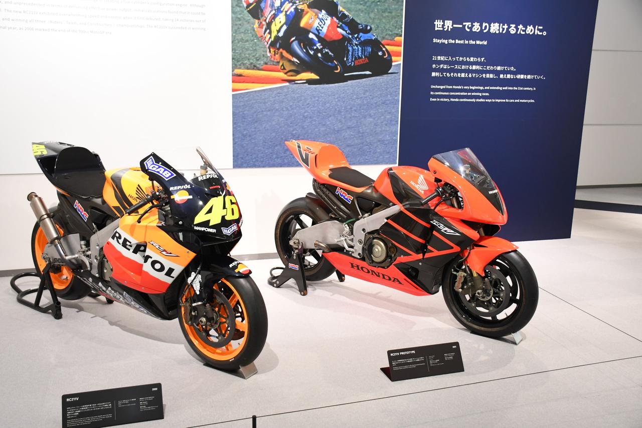 画像: グランプリマシンが4ストロークエンジン車となった2002年、初代チャンピオンを獲得したRC211V。右はデビュー前のプロトタイプ、日尾ダリはバレンティーノ･ロッシがチャンピオンを獲得した2003年モデル