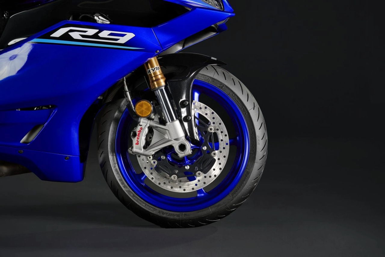 画像4: 890cc・3気筒CP3エンジンは専用チューニング、車体にも専用装備の数々