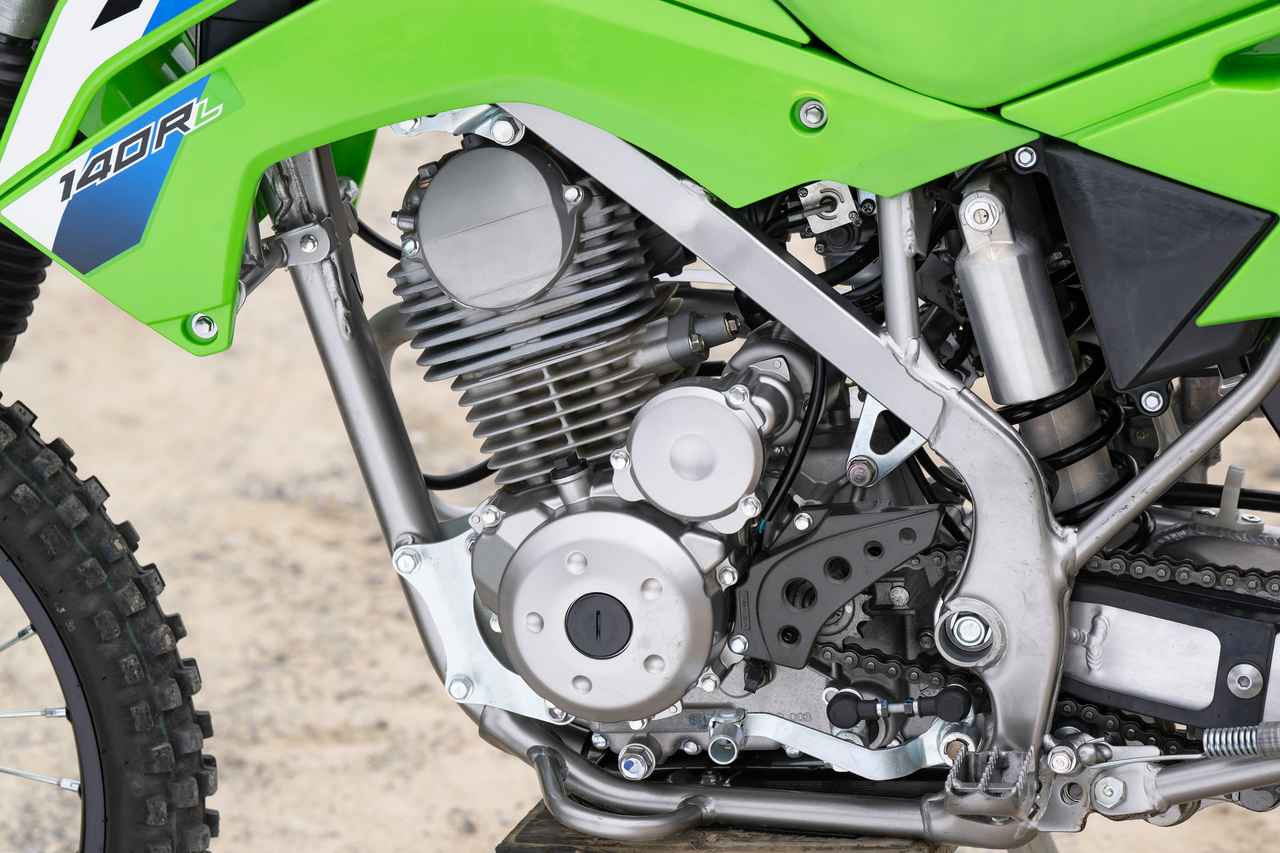 画像: ▲KLX140R Lは排気量143ccの空冷4ストローク単気筒エンジンを搭載。125ccモデルよりもパワーにゆとりがあり、扱いやすいのが特徴です。
