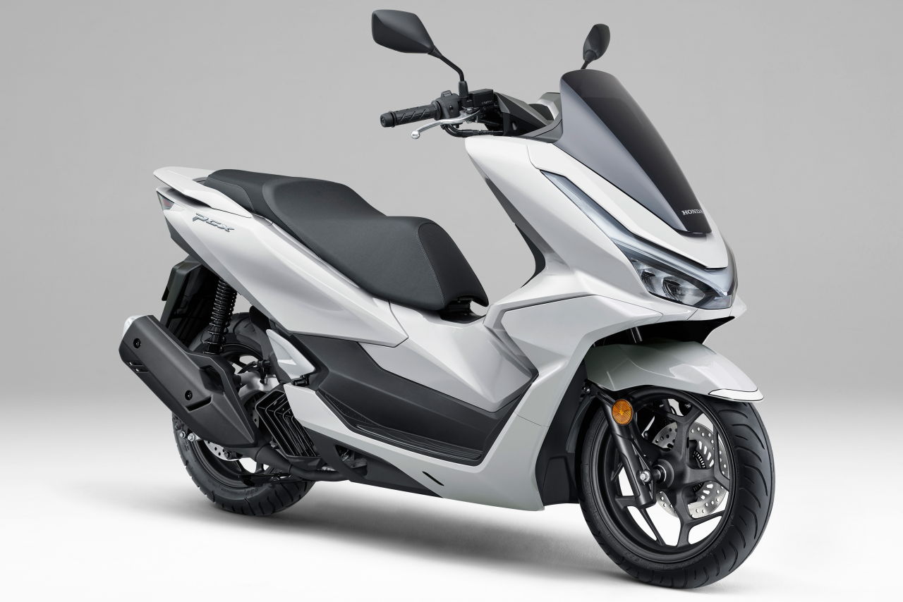 画像2: HONDA PCX 2025年モデル 総排気量：124cc エンジン形式：水冷4ストSOHC4バルブ単気筒（12.5PS/8750rpm） シート高：764mm 車両重量：133kg 発売日：2025年2月6日 税込価格：37万9500円（青、灰）