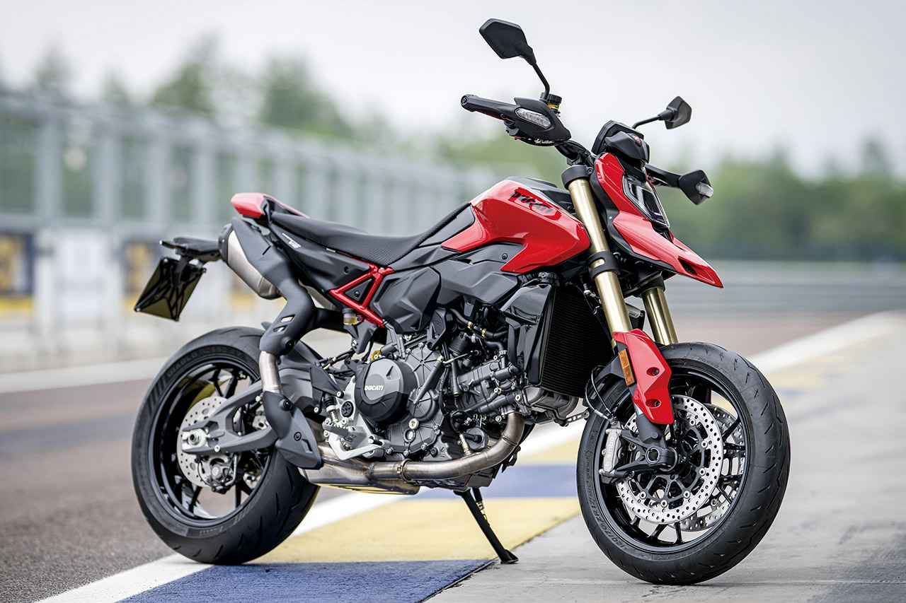 画像: DUCATI Hypermotard V2 総排気量:890cc エンジン形式:水冷4ストDOHC4バルブV型2気筒 シート高:880mm(SP)/865mm(STD) 車両重量:177kg(SP)/180kg(STD) 予想価格:199万円 (STD)/249万円(SP) 標準モデル(上写真)は街乗りにも適したシックな装い。エンジンとシャーシはSPと共通でパニガーレV2譲りのモノコック構造。赤いサブフレームは初代から伝統のトレリスタイプに戻った。サスペンションはKYB製。