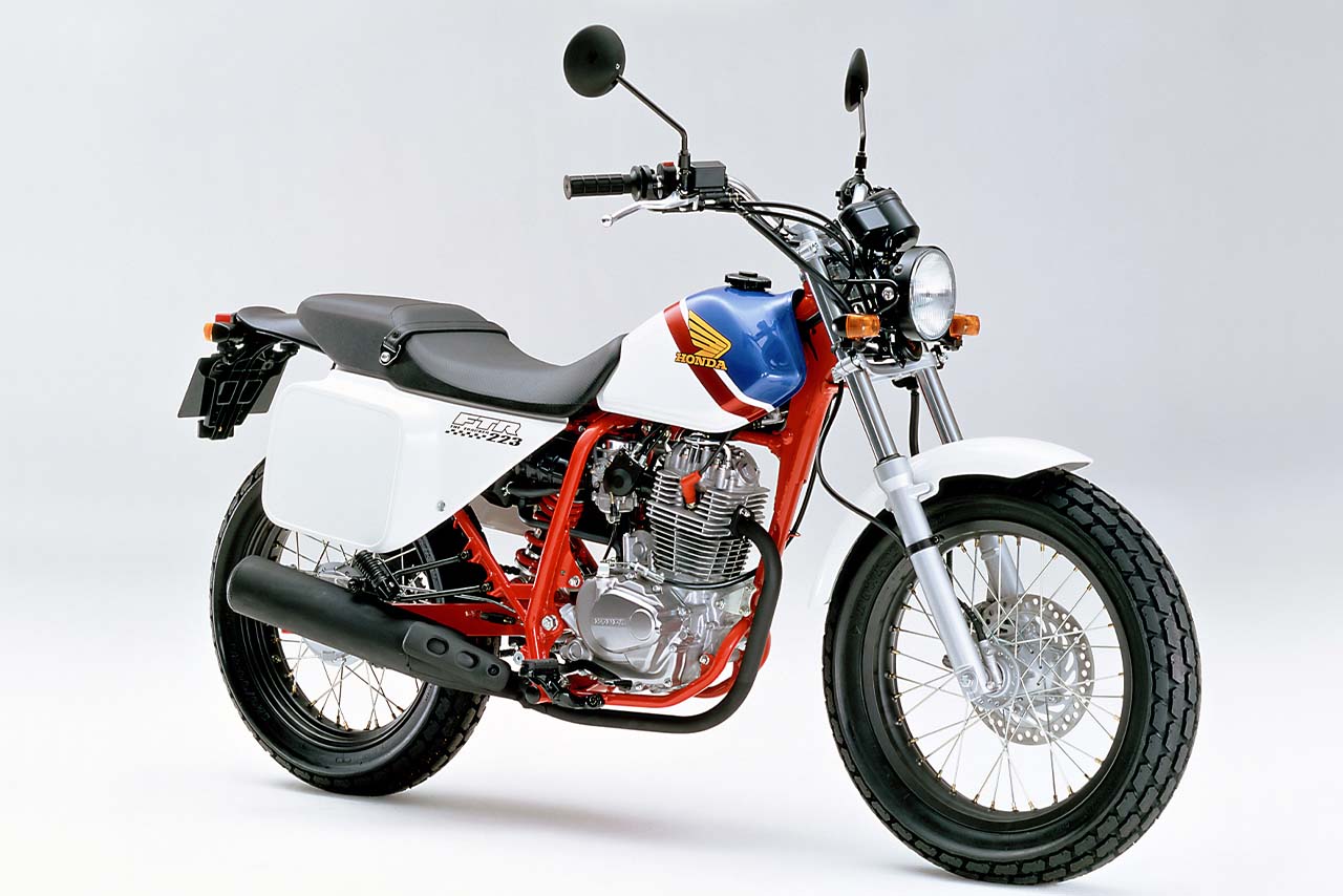 画像: 1986年に発売されたFTR250をオマージュし、233ccエンジンを搭載して2000年に登場したFTR(233)。初代は四角ライトだったが、こちらの丸目のほうがモンキー125に近い印象か。初代が2本ショックのリアサスペンションだったのに対し、シングルショックとしているのも特徴だ。