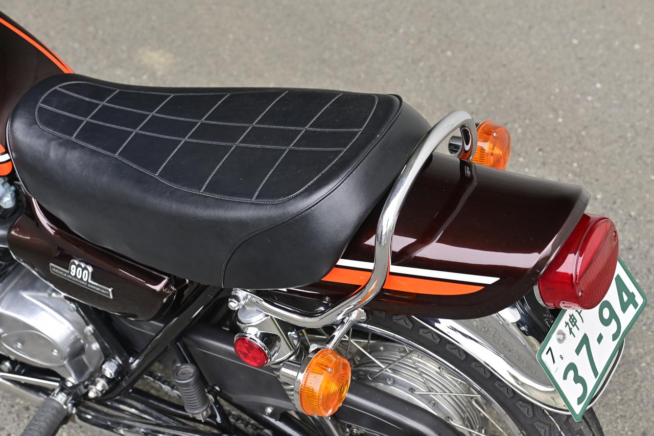 画像: 初期型ルックのシートを装備するが、アンコ抜きタックロールモデルやベルト付きモデルもラインナップす るシート。シートヒンジやシートキャッチといったZ1 ならではの取り付けパーツも用意。