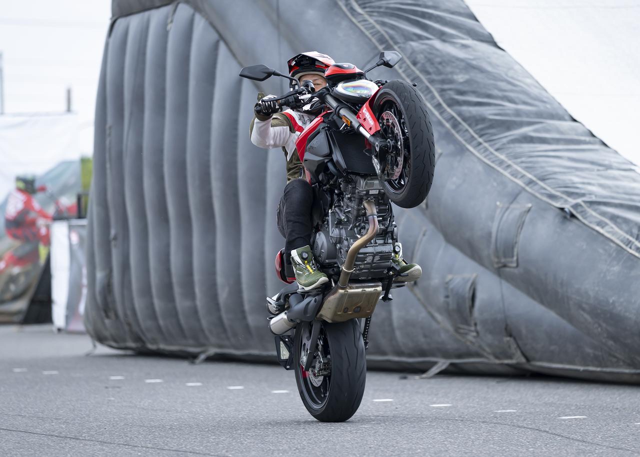 画像: 人気ライダーOGAによる新型Monster+ ウィリー&ストッピー スタントショー