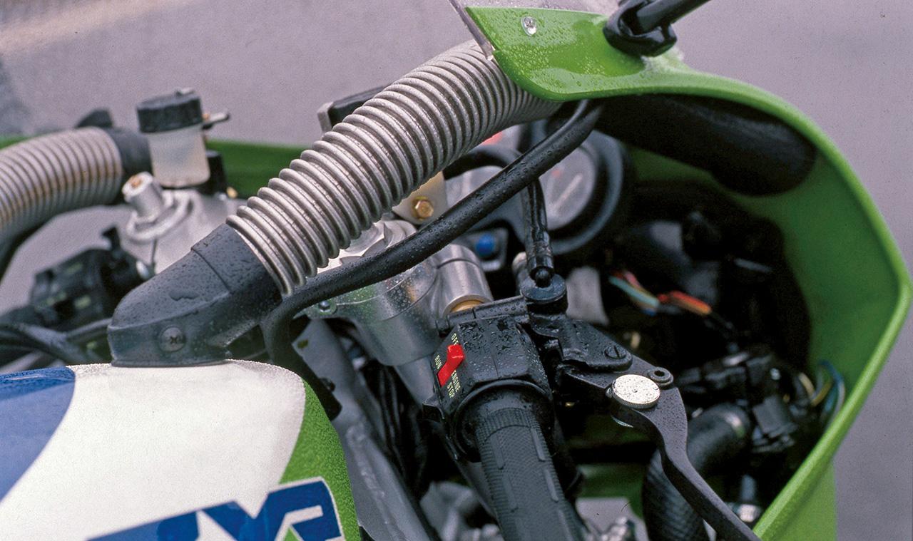 画像: タンクにつながるホースで、エンジンヘッドに走行風を当てて冷やすための「K-CAS（Kawasaki Cool Air System）」を搭載。