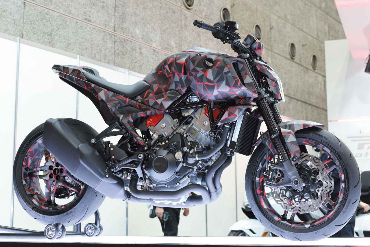 画像: 総排気量：900cc エンジン形式：水冷75度V型3気筒