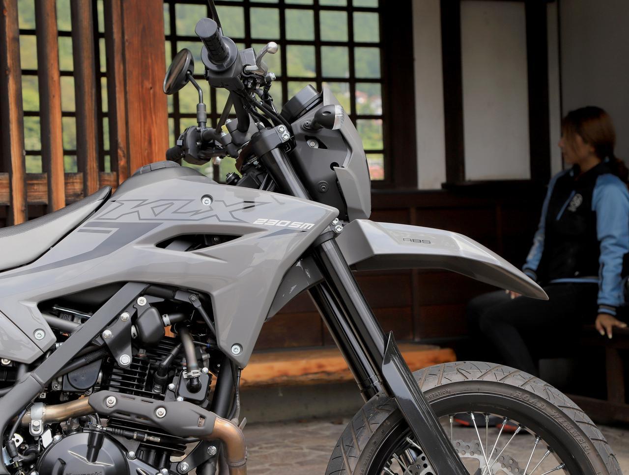 画像: “街乗りが楽しい” とウワサのカワサキ「KLX230SM」に乗ってみた! 気になる足つき性や取りまわしもチェック - webオートバイ