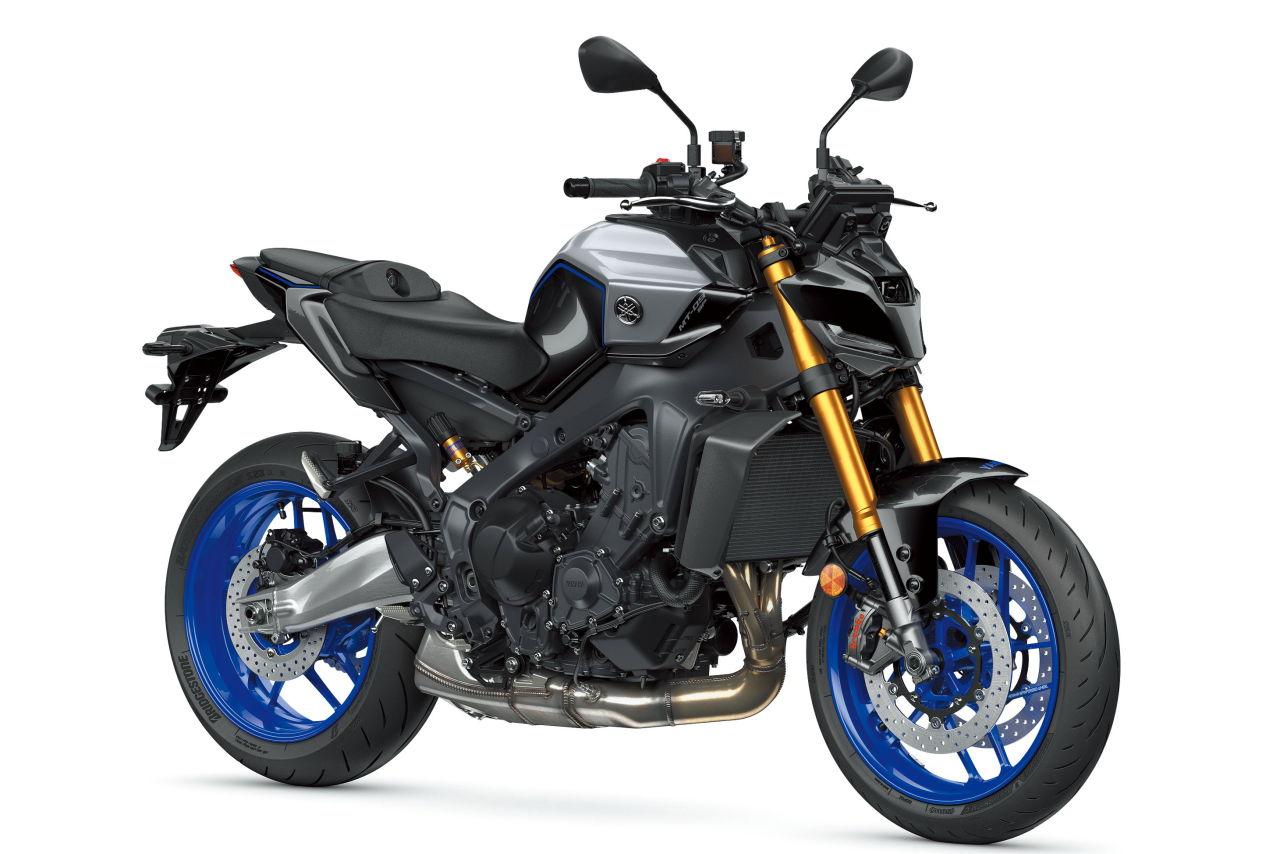 画像: 総排気量：888cc エンジン形式：水冷4ストDOHC4バルブ並列3気筒 シート高：825mm 車両重量：193kg／194kg（SP）／196kg（Y-AMT） 発売日：2025年4月22日／2025年5月22日（SP）（Y-AMT） 税込価格：125万4000円／144万1000円（SP）／136万4000円（Y-AMT） ※写真は「MT-09 SP」