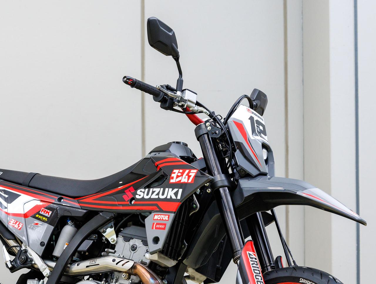 画像: 【カスタムガイド】ヨシムラ「DR-Z4SM」M450Rを思わせる精悍なグラフィックが印象的 - webオートバイ