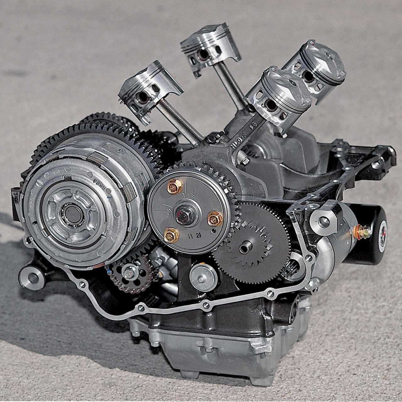 画像 : 10番目の画像 - 【写真11枚】"直4"vs"V4"・ホンダ400cc対決 - webオートバイ