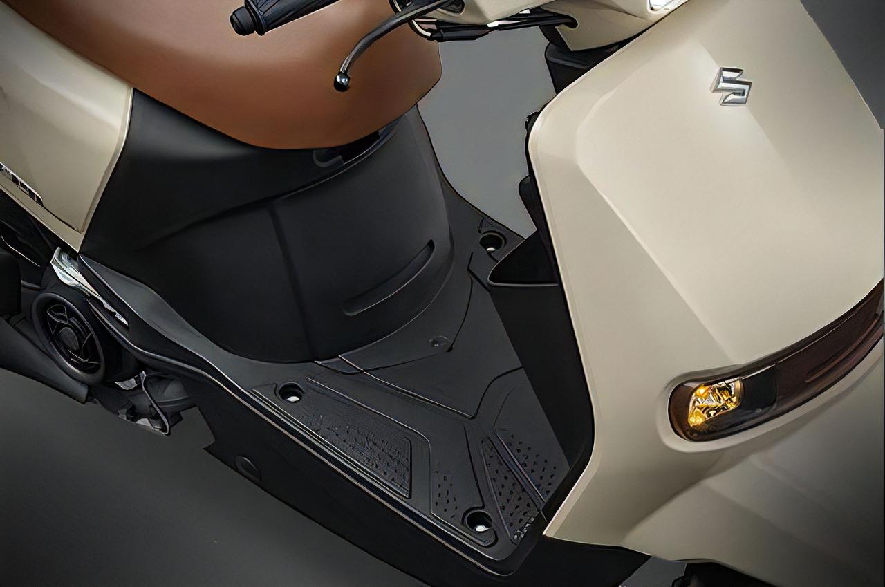 画像9: 【軽自動車のエッセンスを取り入れたスクーター】スズキ「SUI」は愛らしいカクカクフォルムのネオレトロ【世界でがんばる!! 日本メーカーの珍車大図鑑 Vol.34】