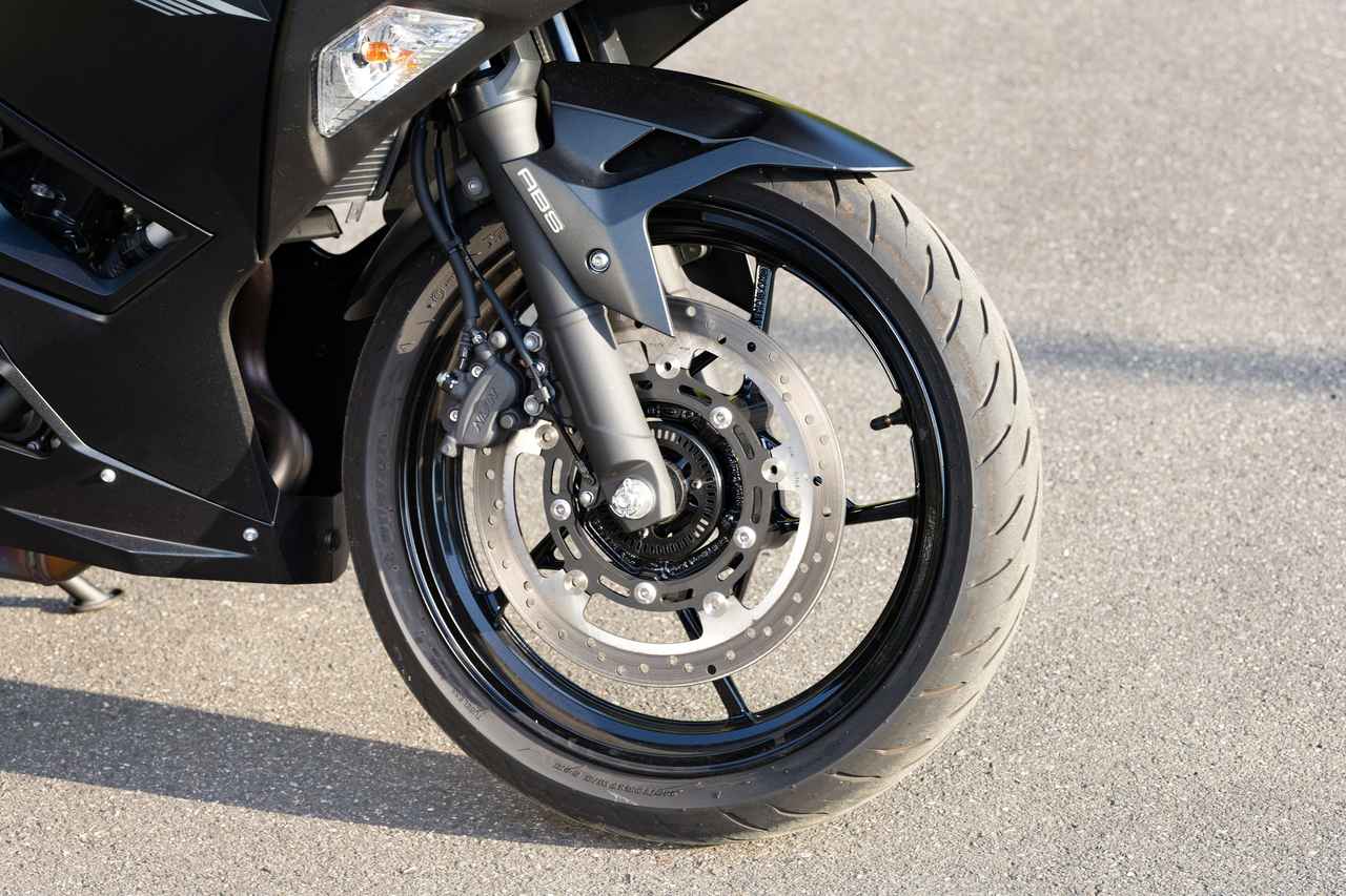 画像: ▲ちょっとした豆知識ですが、個人的に気に入ったこの星形スポークホイールはMotoGPで得られたノウハウをフィードバックしたもので、軽量化とハンドリング性能をアップさせているのだそうです。