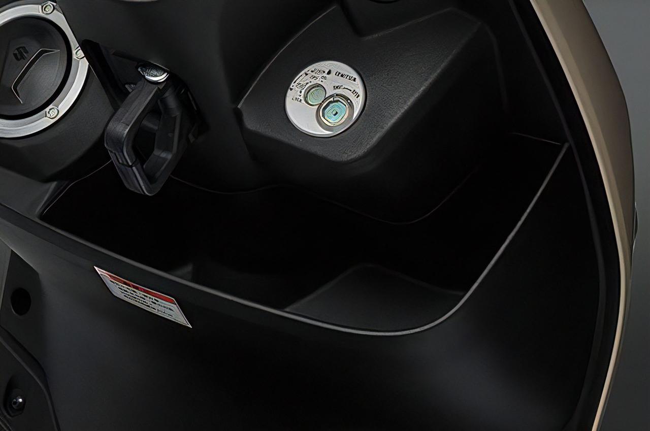 画像8: 【軽自動車のエッセンスを取り入れたスクーター】スズキ「SUI」は愛らしいカクカクフォルムのネオレトロ【世界でがんばる!! 日本メーカーの珍車大図鑑 Vol.34】