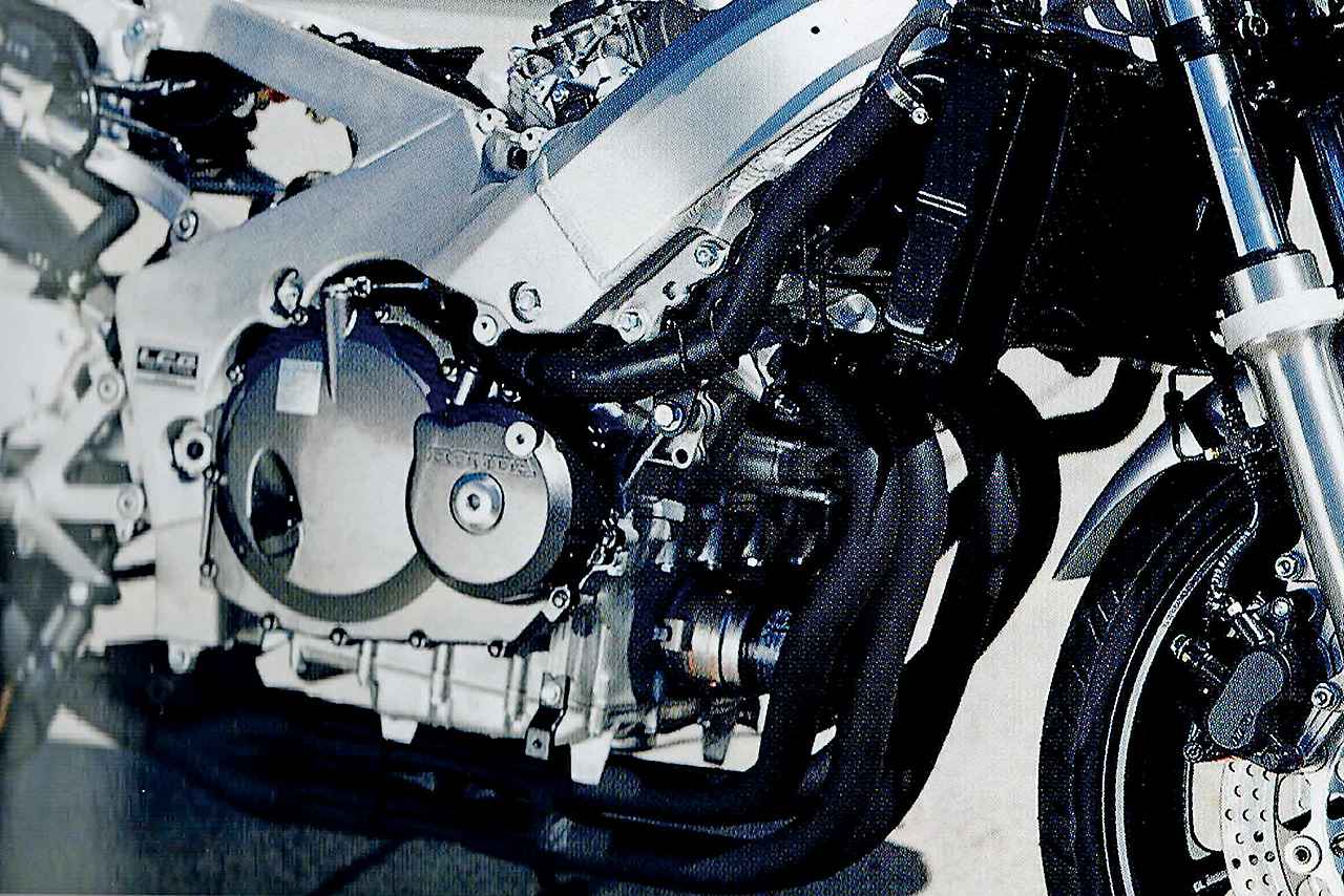 画像 : 6番目の画像 - 【写真11枚】"直4"vs"V4"・ホンダ400cc対決 - webオートバイ