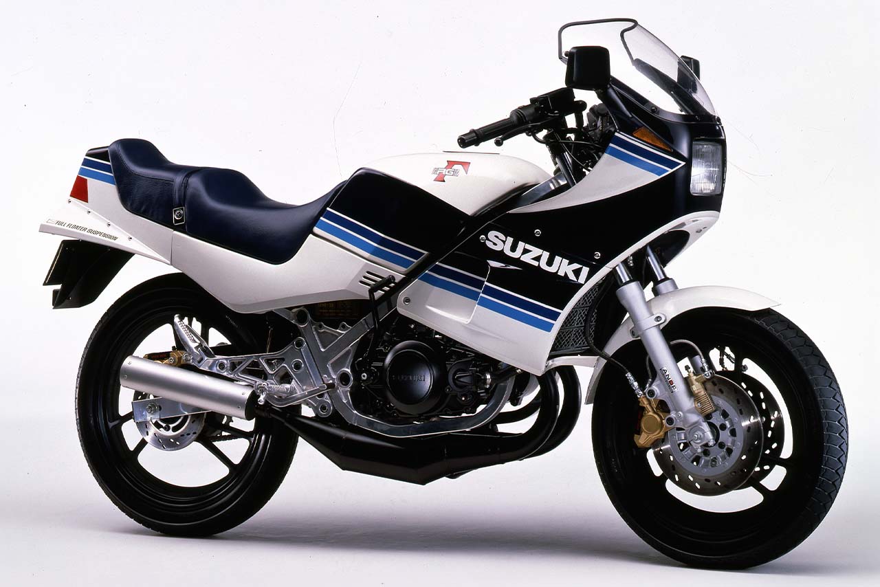 画像: SUZUKI RG250Γ 1983年モデル 市販車初のアルミフレーム、フルカウルを採用し、レーサーレプリカというジャンルを確立した。 総排気量：247cc エンジン形式：水冷2スト ピストンリードバルブ並列2気筒 車両重量：131kg（乾）当時 価格：46万円