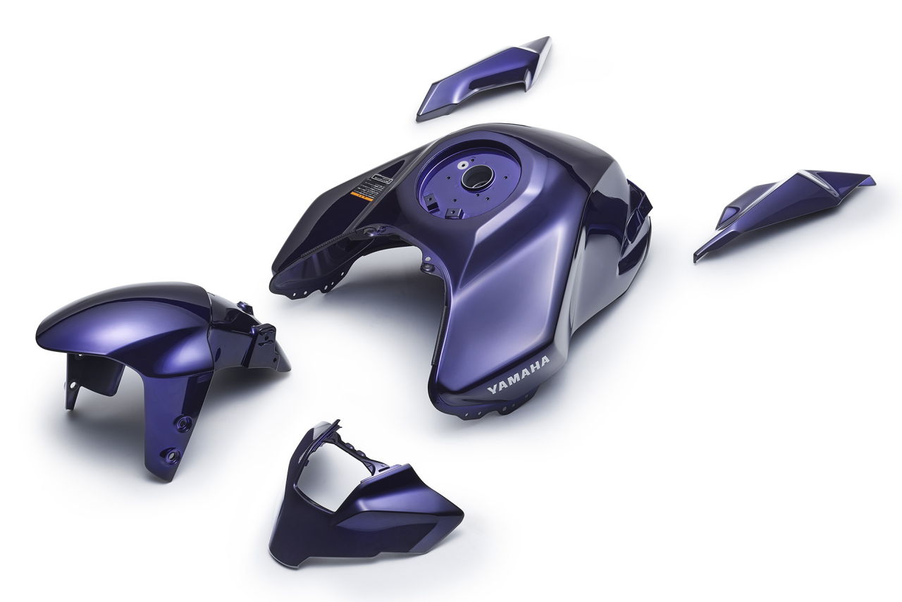 画像1: セット内容は、ヘッドライトアウターカバー、フロントフェンダー、フューエルタンク、サイドカバー、YAMAHAステッカー2枚という構成。メーカー希望小売価格は14万8500円(税込)だ。