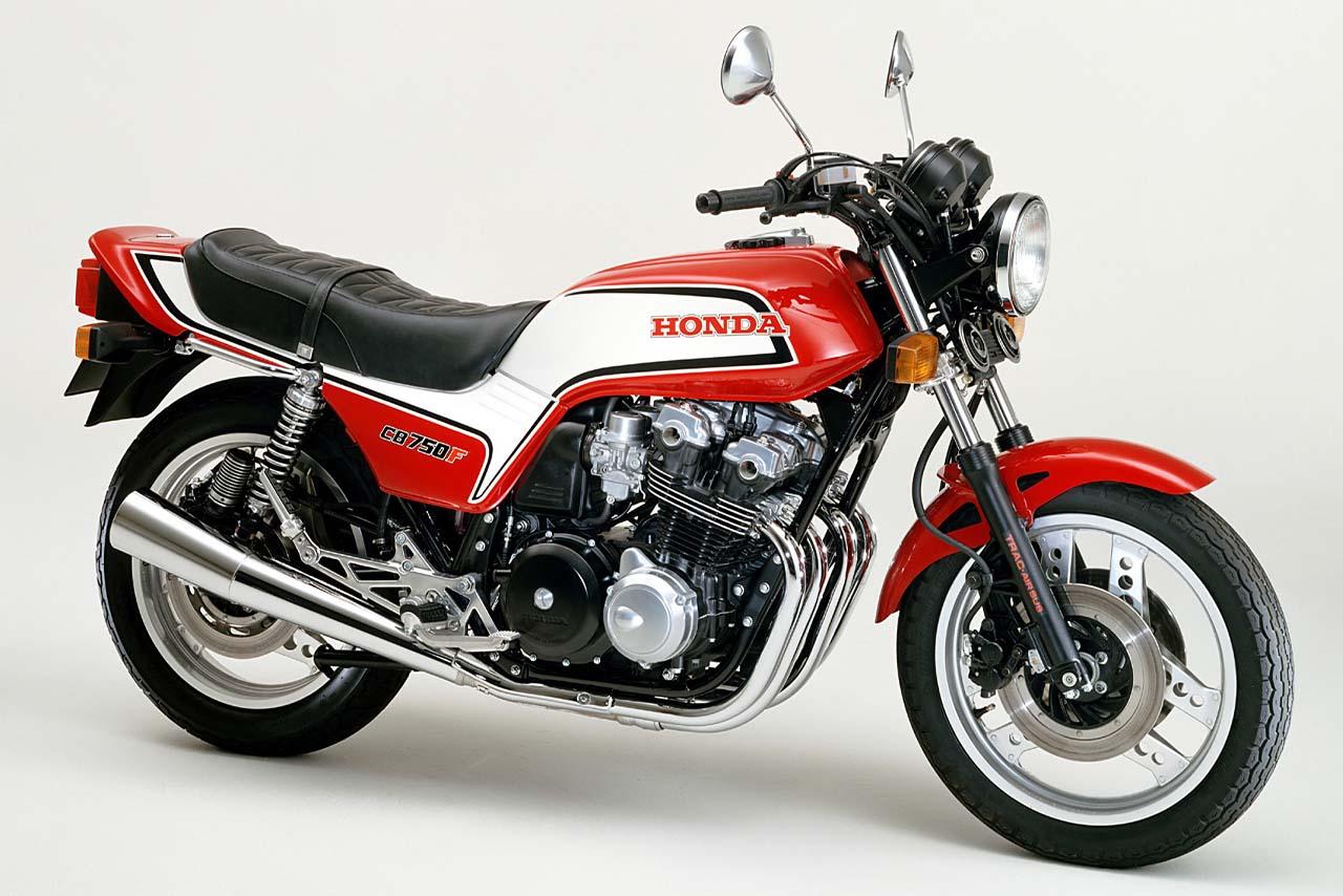 画像: HONDA CB750F 1982年モデル 空冷4気筒DOHCエンジンを搭載した名車。流麗なフォルムは今なお多くのファンを魅了する。 総排気量：748cc エンジン形式：空冷4ストDOHC4バルブ並列4気筒 車両重量：231kg（乾）当時 価格：64万円