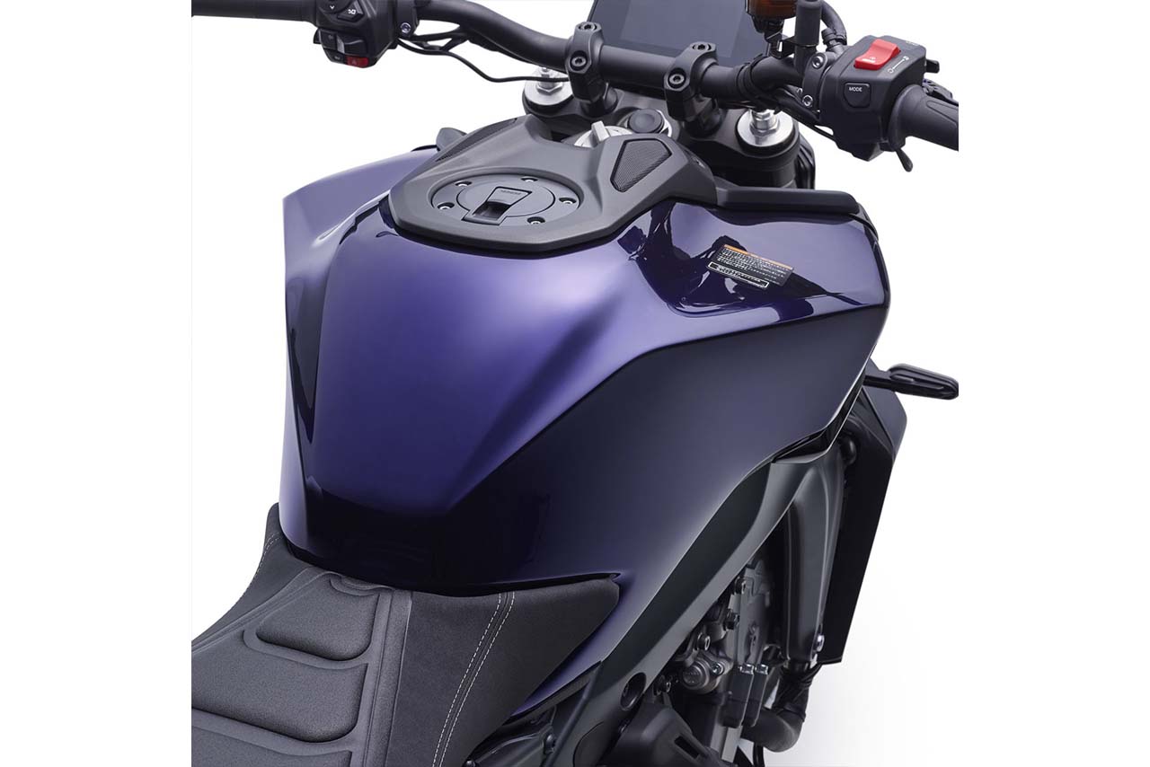 画像5: セット内容は、ヘッドライトアウターカバー、フロントフェンダー、フューエルタンク、サイドカバー、YAMAHAステッカー2枚という構成。メーカー希望小売価格は14万8500円(税込)だ。