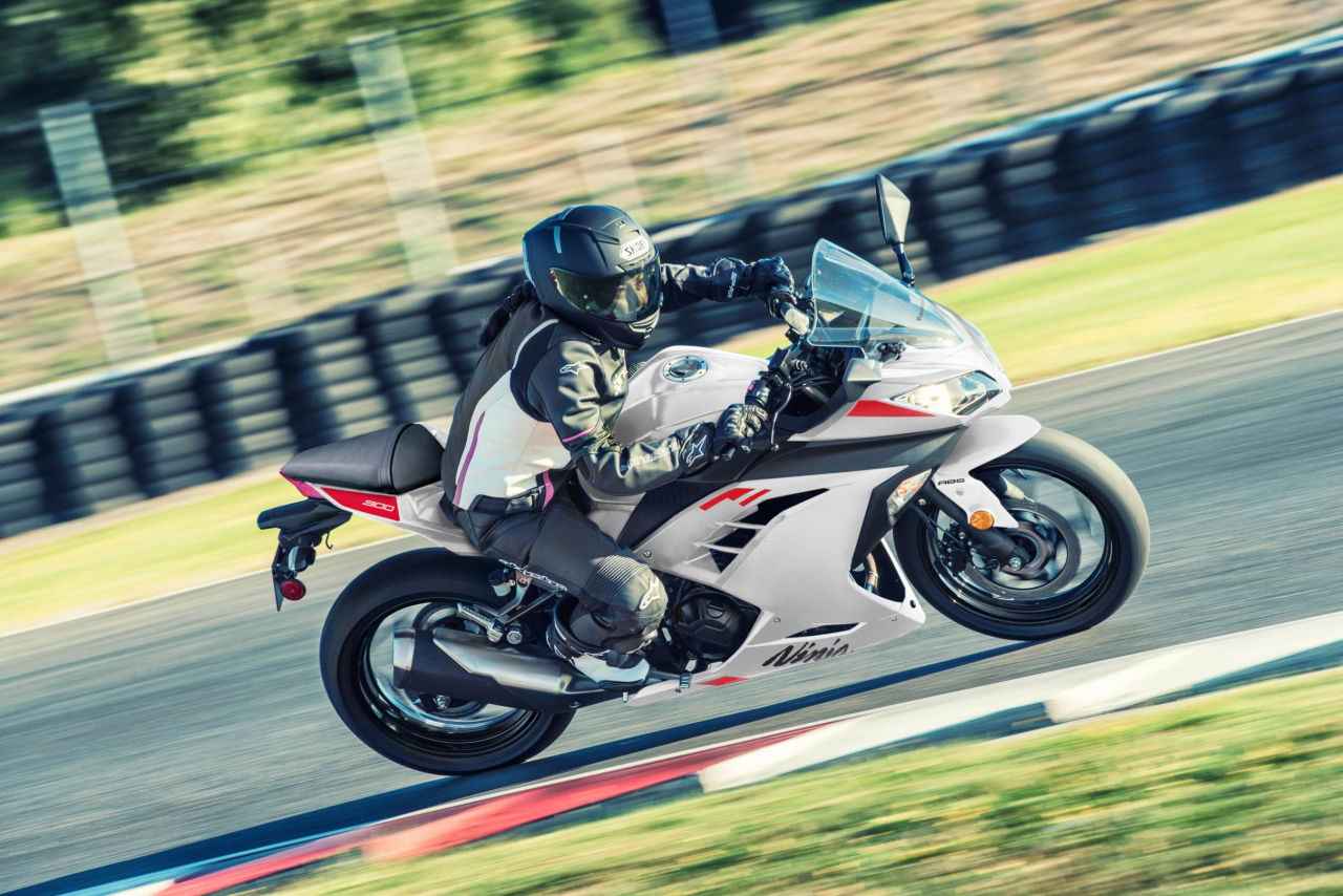 画像: KAWASAKI Ninja 300 ABS 北米2026年モデル 総排気量:296cc エンジン形式:水冷4ストDOHC4バルブ並列2気筒 シート高:785mm 車両重量:176kg 発売時期:2026年6月 参考価格:4999ドル
