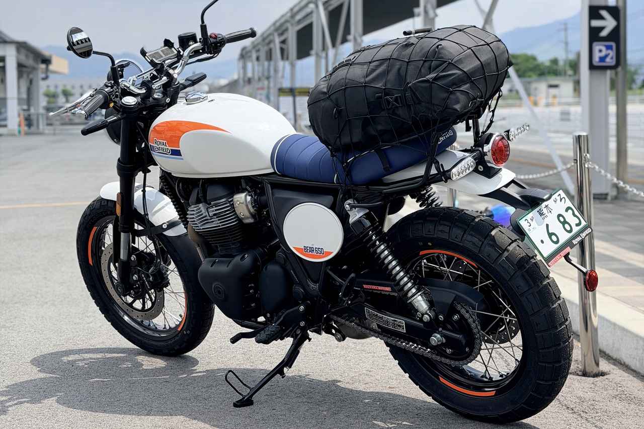 画像: ちなみにスタッフさんが借りたのはベア650。ロイヤルエンフィールドの定番と言えるクラシックスタイルとは違ったスクランブラースタイルです。これも格好良いですよね。