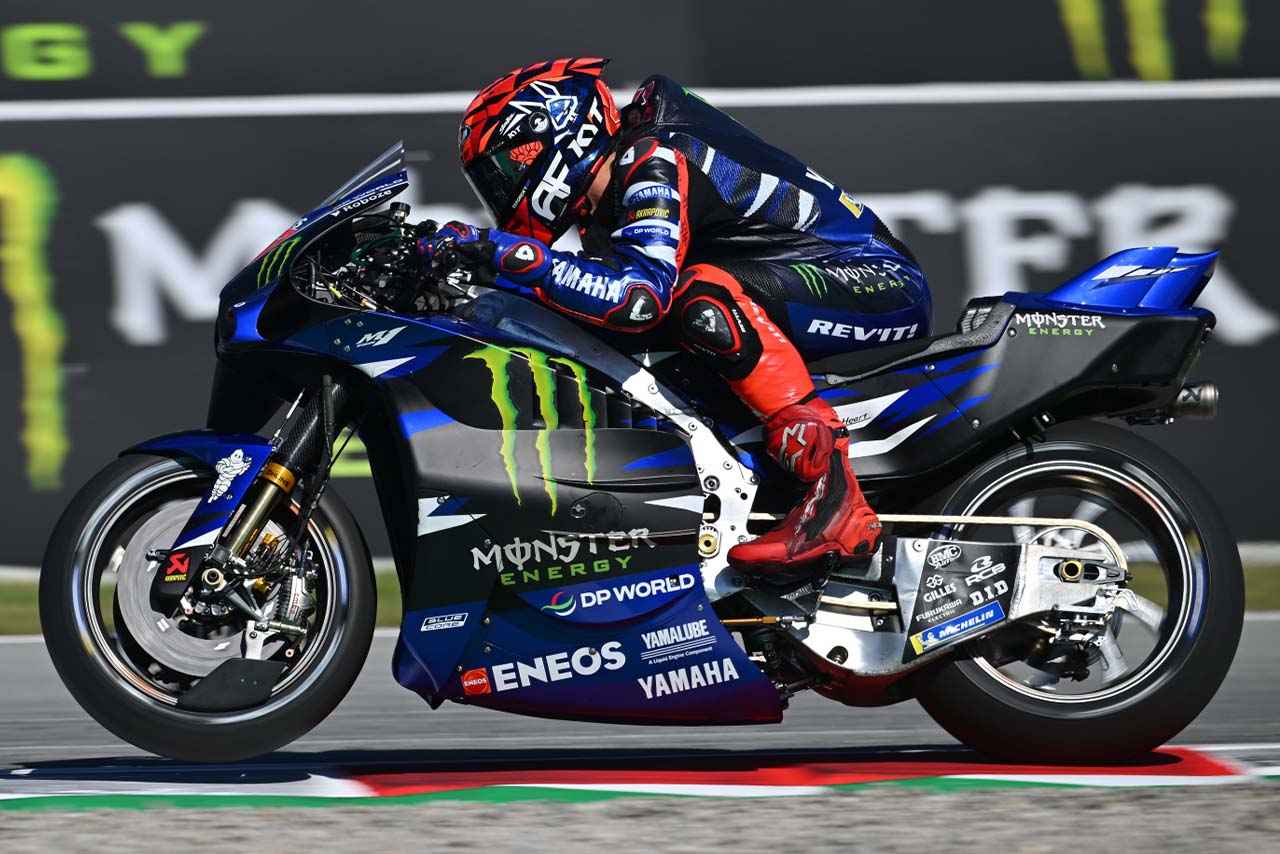 画像: こちらはMotoGPで採用されているライドハイトデバイス。機構自体は隠れていて見えないが、スイングアームが大きく沈み込んでいるのがわかる。