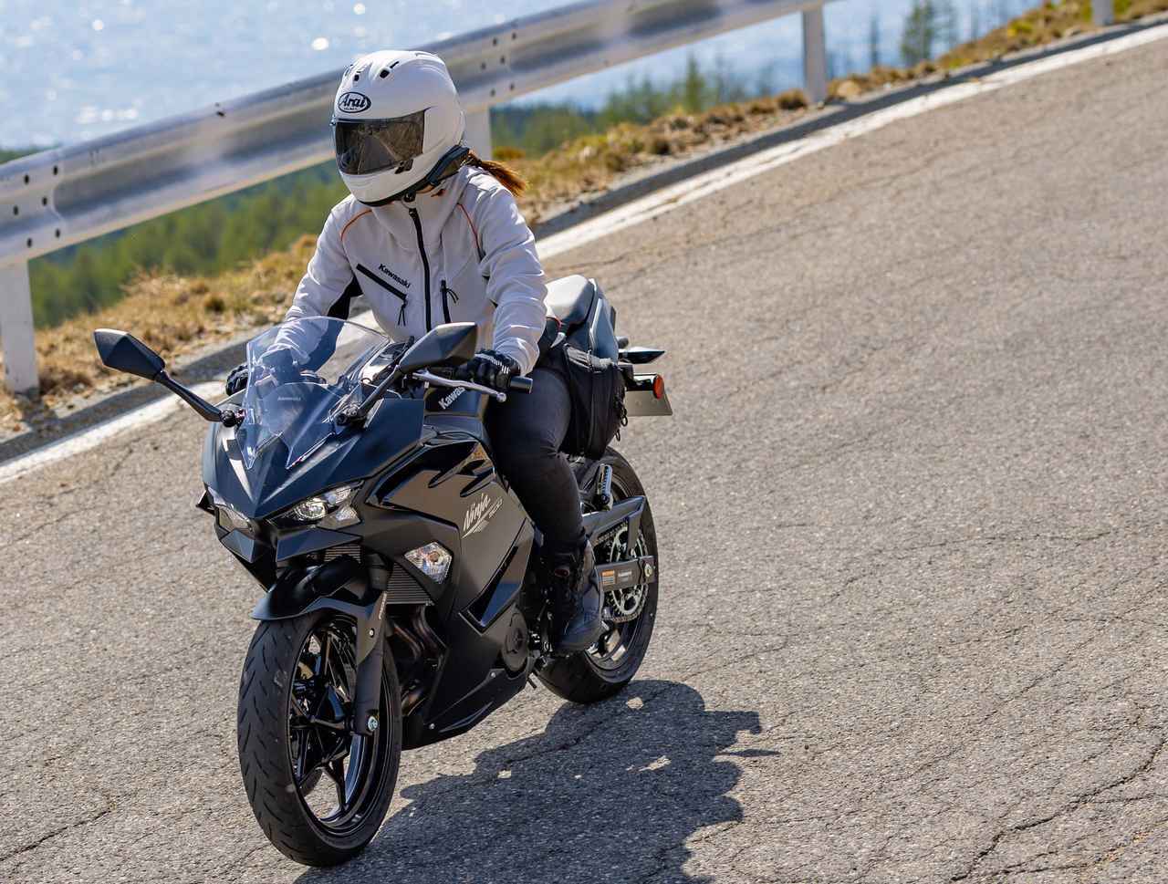 画像: 気になるカワサキ「Ninja 500」を街乗り！ 大型二輪車だけど日常使いが“ダントツ”でしやすい理由は……？【インプレッション】 - webオートバイ
