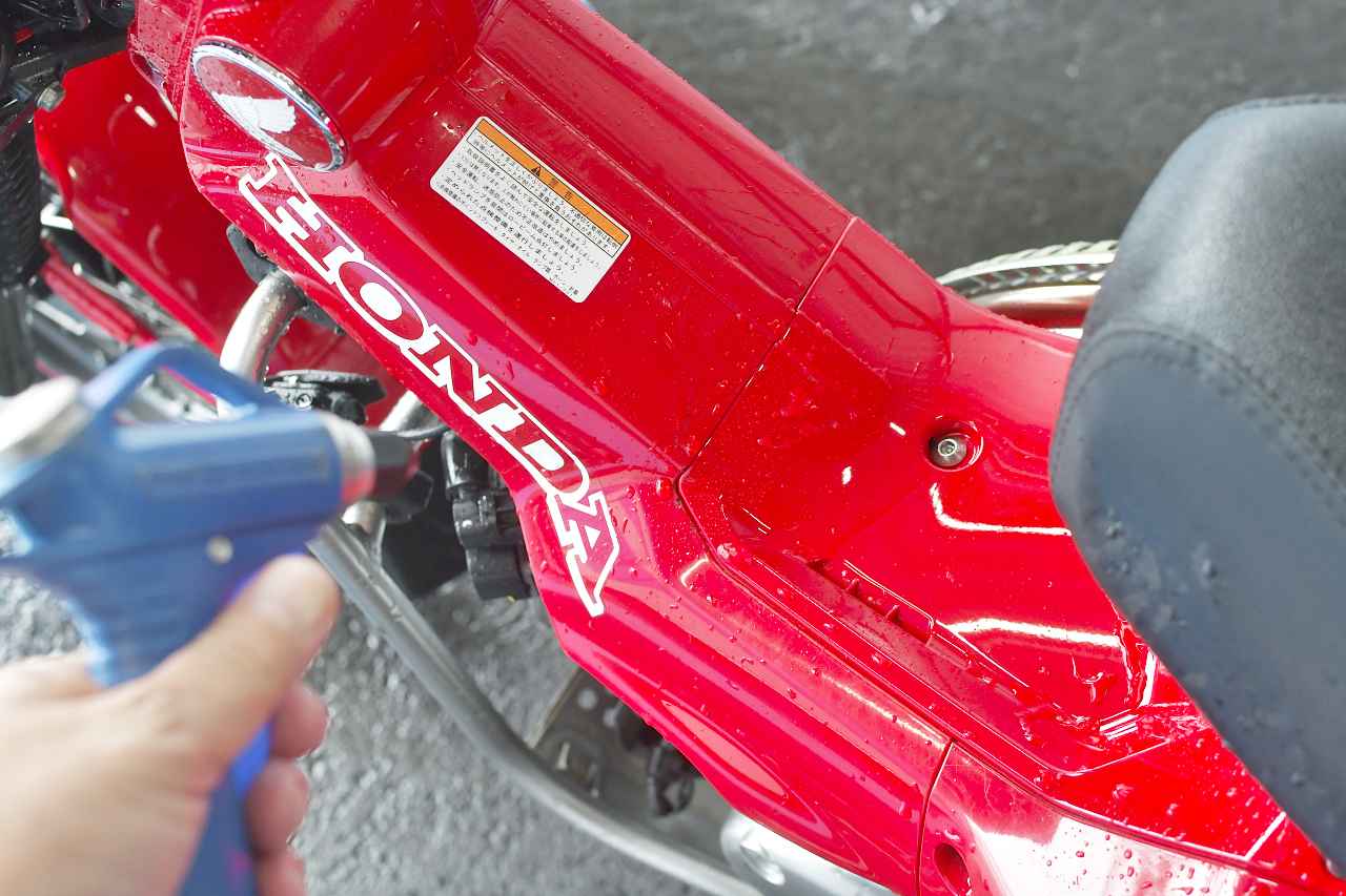 画像4: 車体全体をシャンプー&コーティングするよ