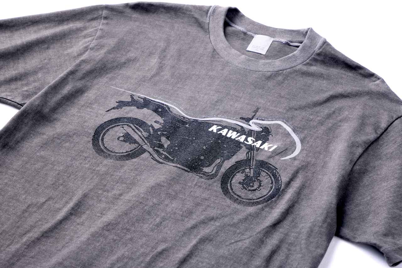 画像: カワサキ Z900RS墨染めTシャツ（ブラック/中墨）はZ900RS Black Ball Editionのボディーカラーをイメージ。グレー～ブラックのグラデーションカラーのライン入り（ラインの一部がパール加工）。