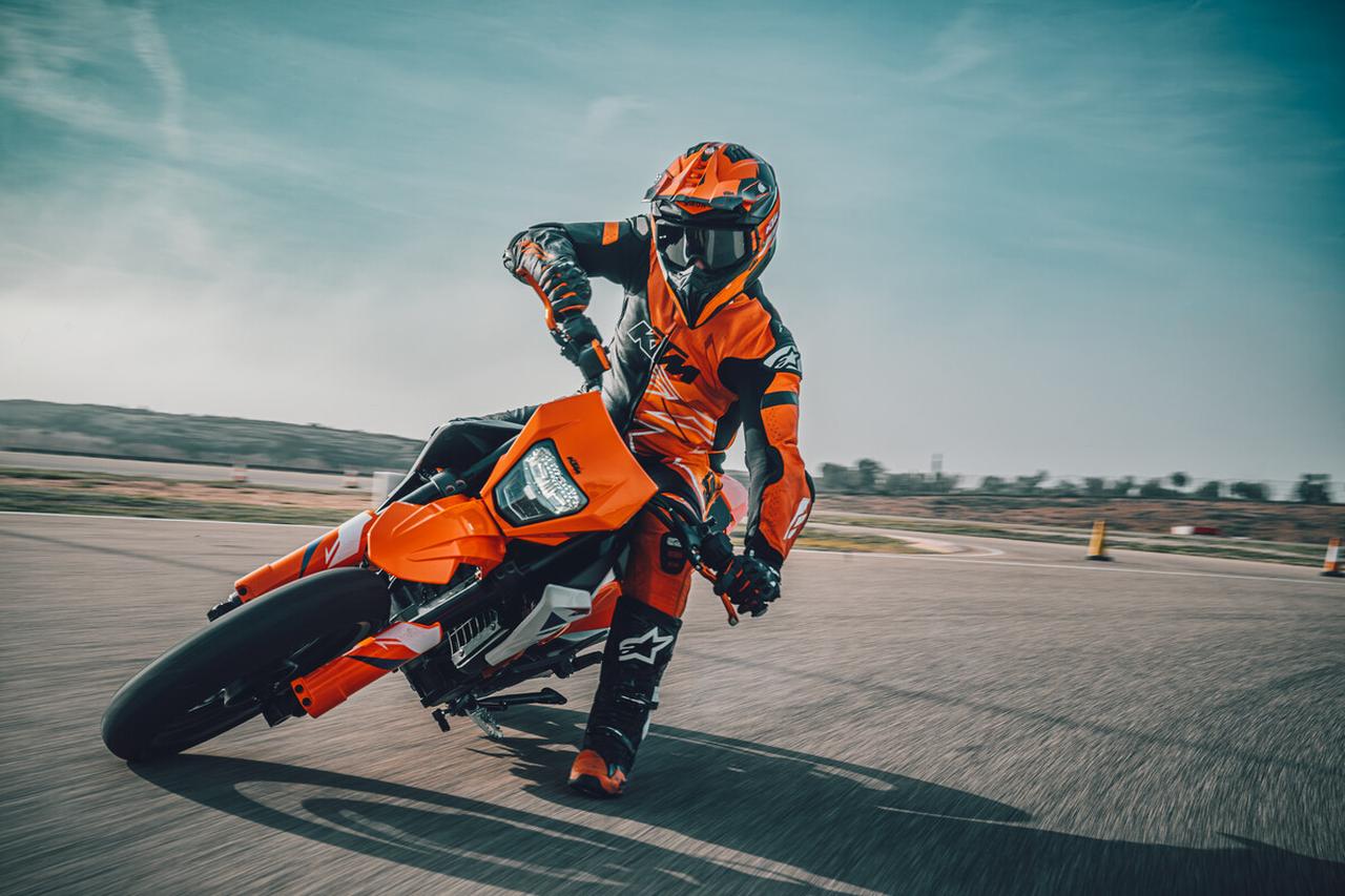 画像: KTM「390 SMC R」が8月から発売開始！ 最新スーパーモトの価格・スペック・装備を速攻解説！ - webオートバイ