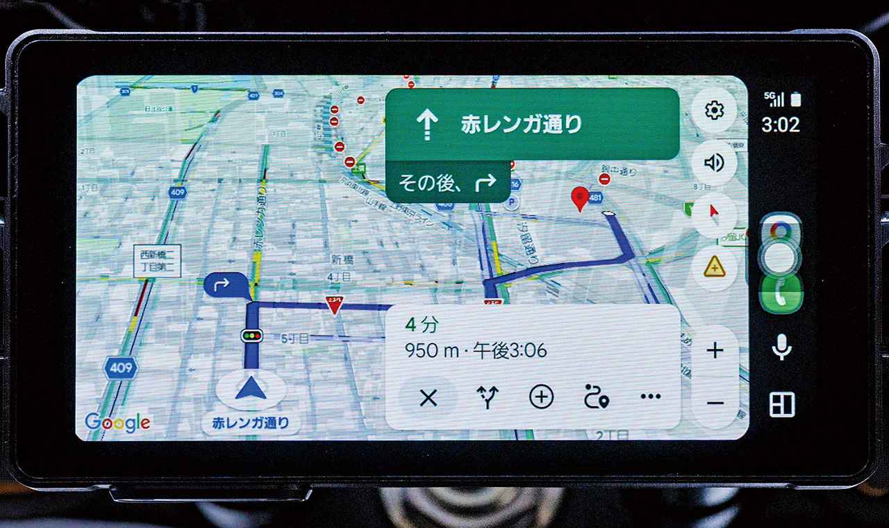 画像: IPS液晶の高精細で明るい画面により、直射日光下でも視認性に不満はない。（写真はアンドロイドオート経由でグーグルナビを表示した状態）