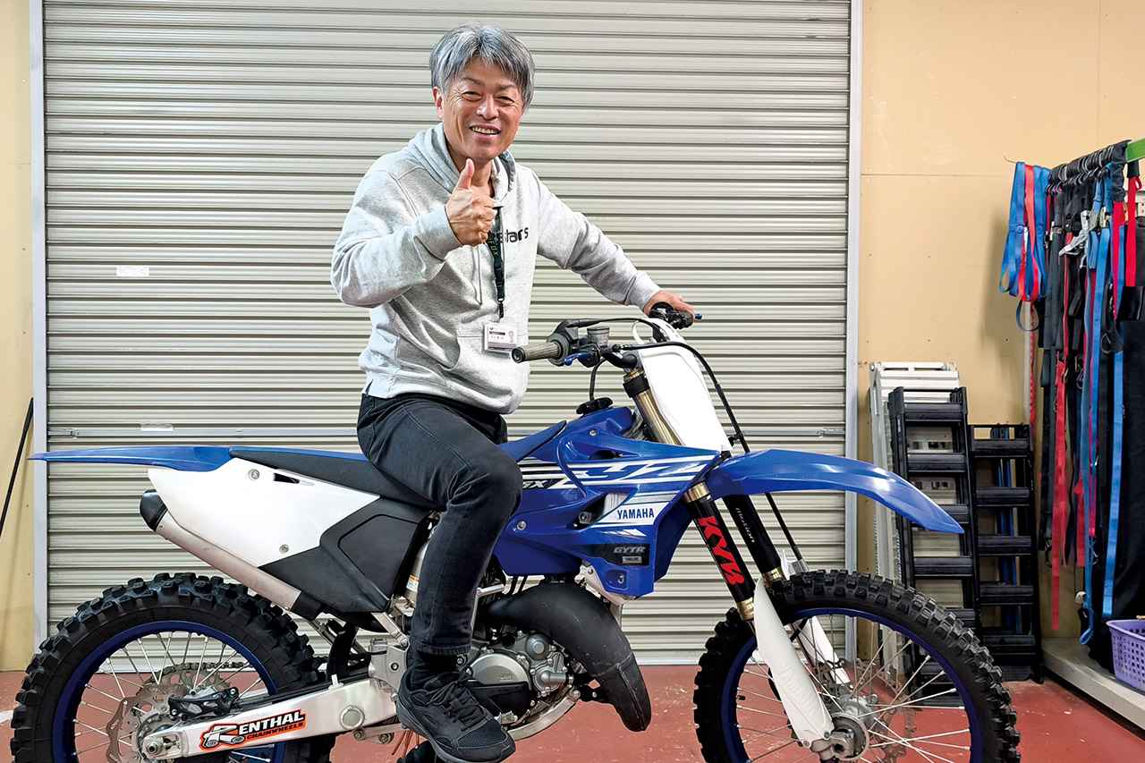 画像: 先日、国産メーカーで唯一現行販売が続く2サイクル125ccモトクロッサー、ヤマハYZ125Xのエンデューロ仕様に乗り換えたばかり。55歳にして初の2サイクル125ccへの挑戦となる。