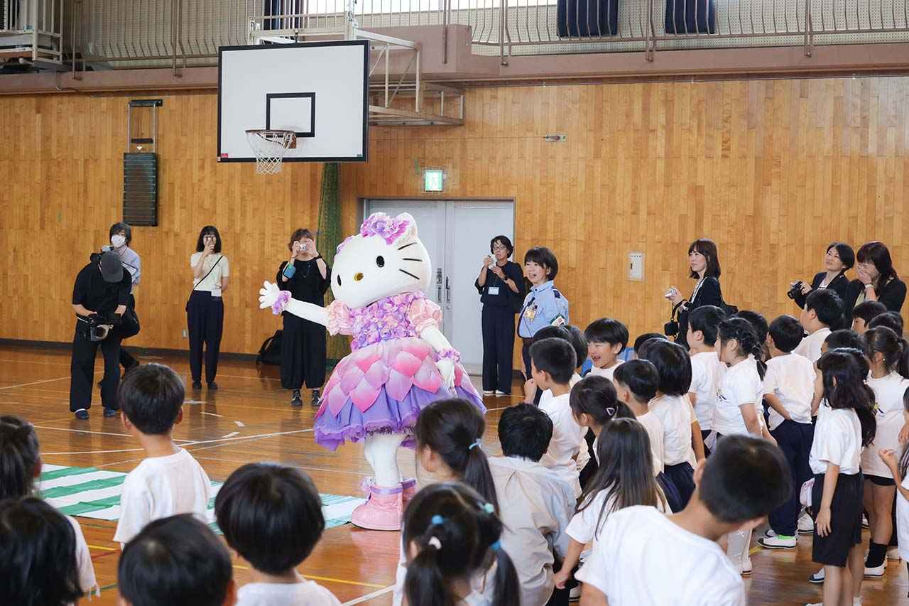 画像 : 5番目の画像 - 【画像16枚】ホンダ×サンリオのコラボによる『交通安全Tシャツ』贈呈式の模様 - webオートバイ