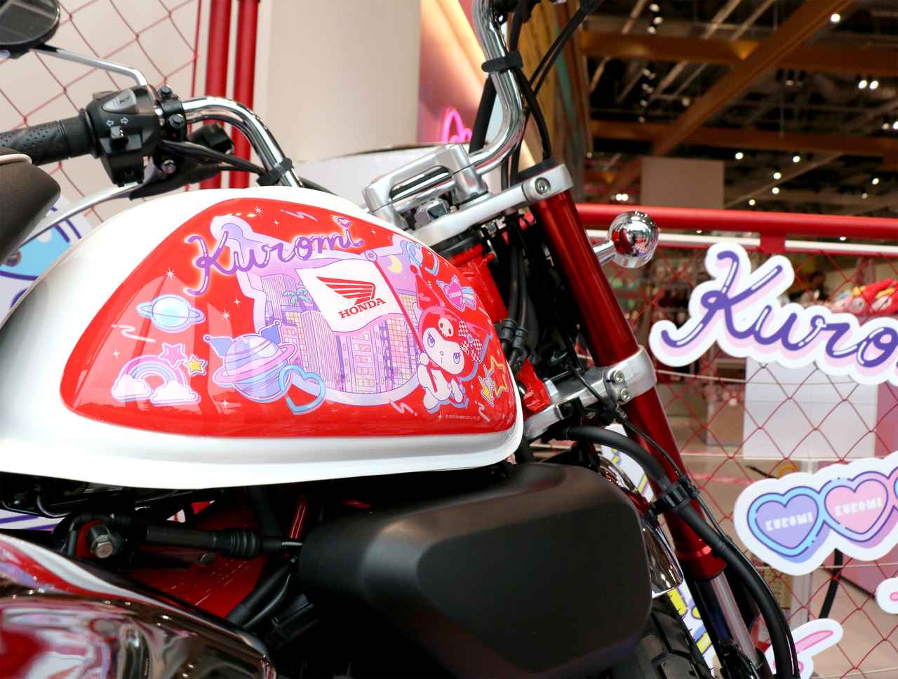 画像: “ちゅるんっ”と可愛いホンダ×クロミ・モンキー125が原宿で公開！タンクサイドパネルは12月1日までの受注期間限定で発売 - webオートバイ