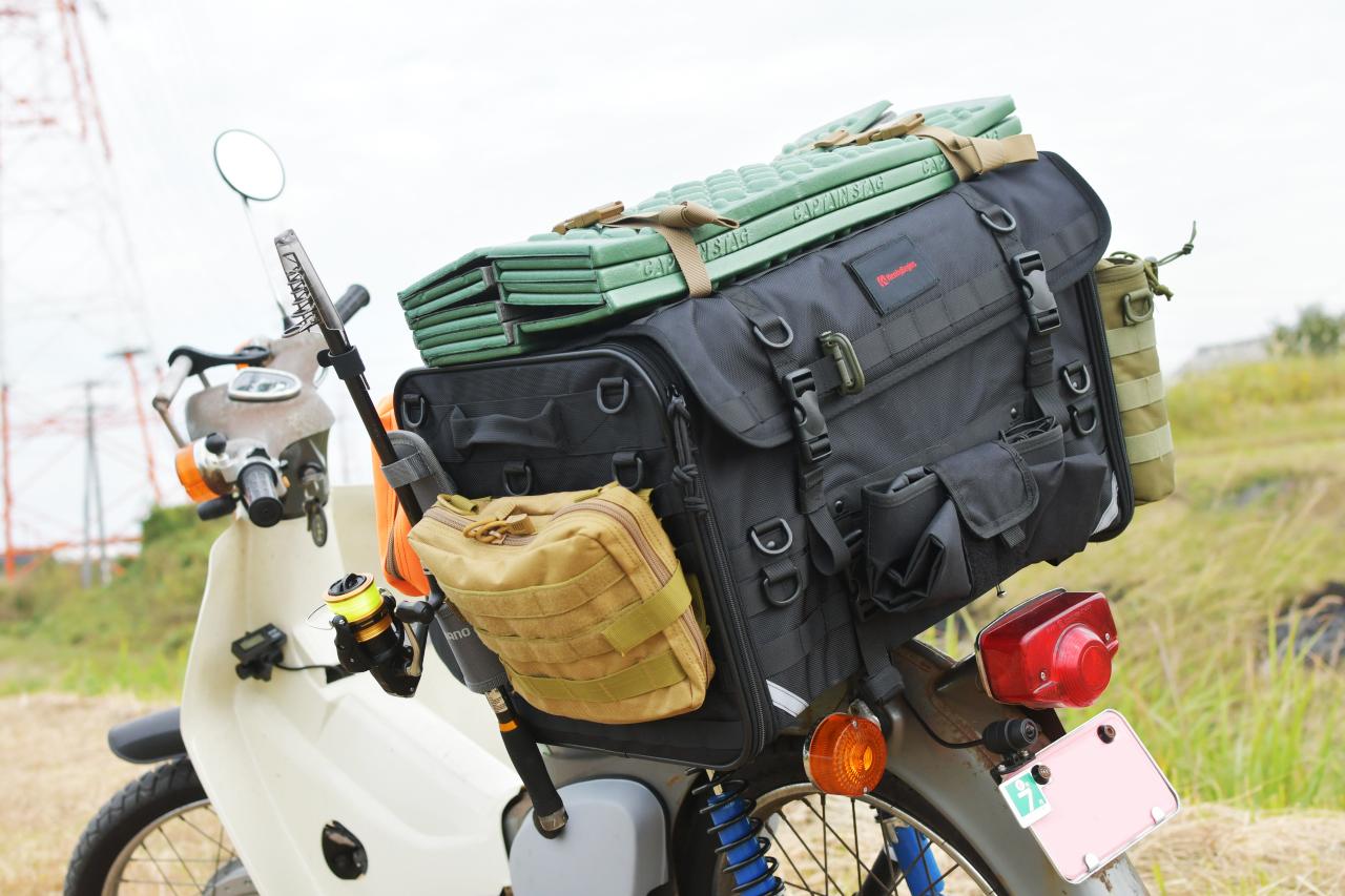 画像: もはやバッグの定番機能。MOLLE / PALS のウェビングを、ヘンリービギンズ システムシートバッグで徹底的に使いこなす〈若林浩志のスーパー・カブカブ・ダイアリーズ Vol.173〉 - webオートバイ