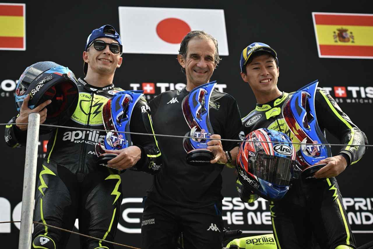 画像: ダビデ・ブリビオを記念撮影に臨む小椋とフェルナンデス。 www.flickr.com