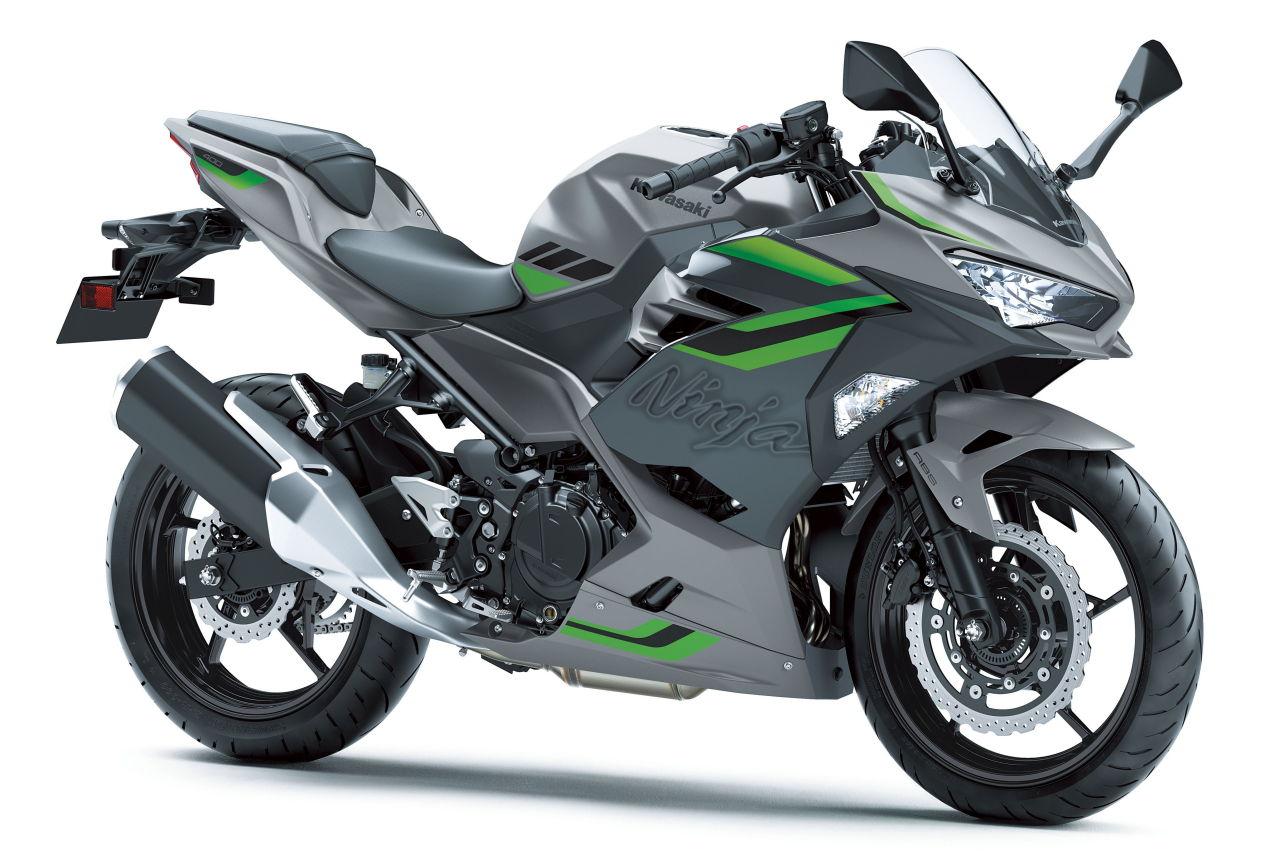 画像: 総排気量:398cc エンジン形式:水冷4ストDOHC4バルブ並列2気筒 シート高:785mm 車両重量:167kg 発売日:2025年11月1日 税込価格:81万4000円