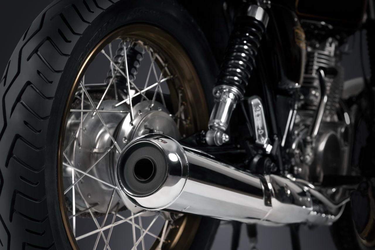 画像: シンプルなマフラー形状はSR400ならでは。ホイールのアルマイトは日本で同名モデル登場の際に初採用した色合いだ。