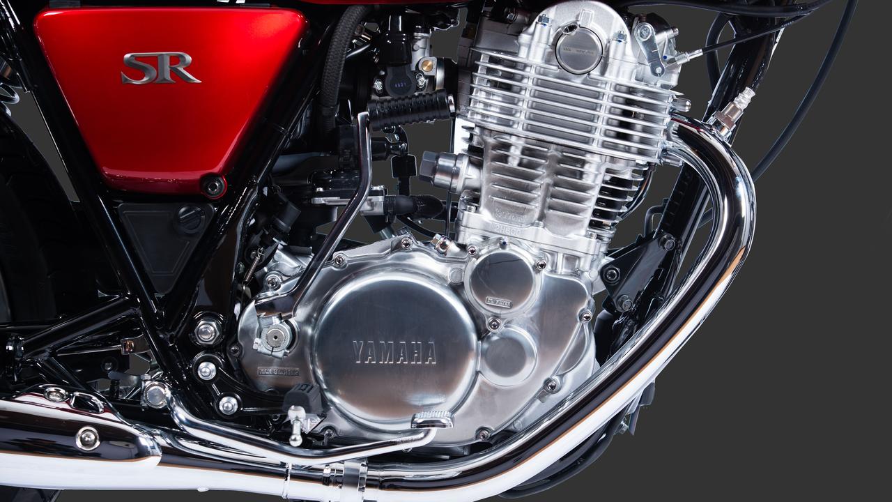 画像: 1978年のオリジナルSR400から継承されてきた空冷4ストローク2バルブ単気筒エンジン。キックスターターのみという点も不変だ。時代に応じて強制開閉キャブレター、負圧式キャブレター、FIへと進化してきた。