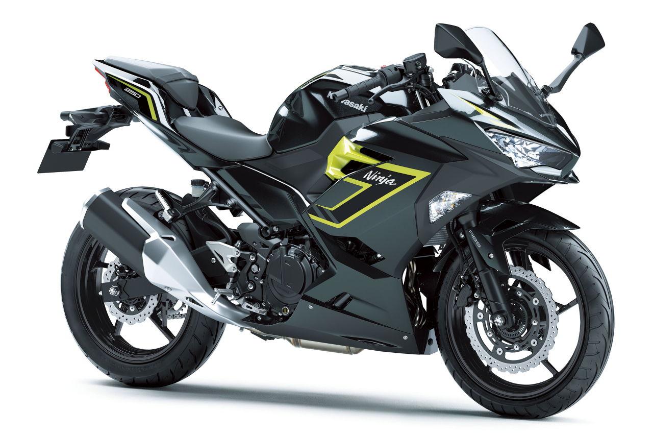 画像: 総排気量:248cc エンジン形式:水冷4ストDOHC4バルブ並列2気筒 シート高:795mm 車両重量:166kg 発売日:2025年11月1日 税込価格:72万6000円