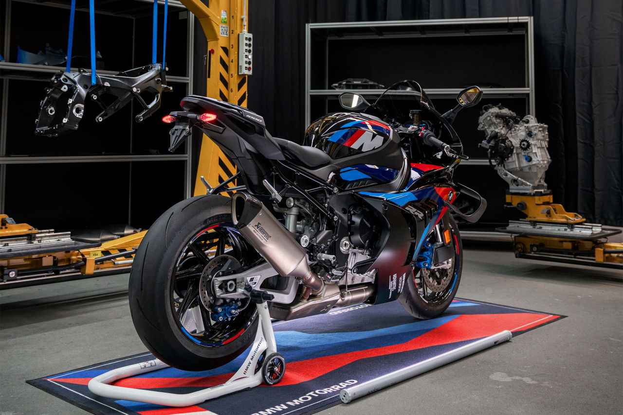 画像2: BMW Motorrad M1000RR 2027年モデル 詳細未発表