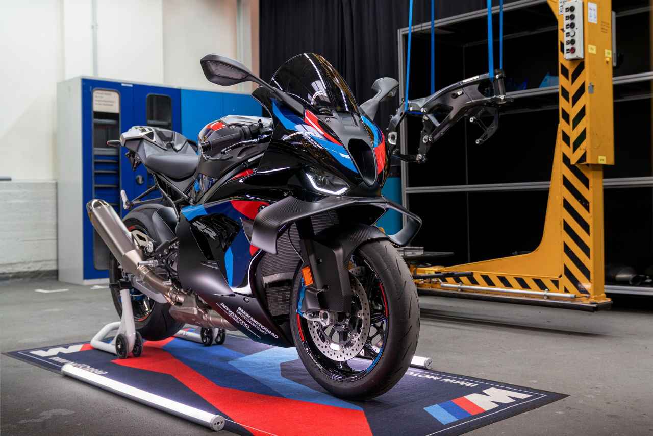 画像1: BMW Motorrad M1000RR 2027年モデル 詳細未発表