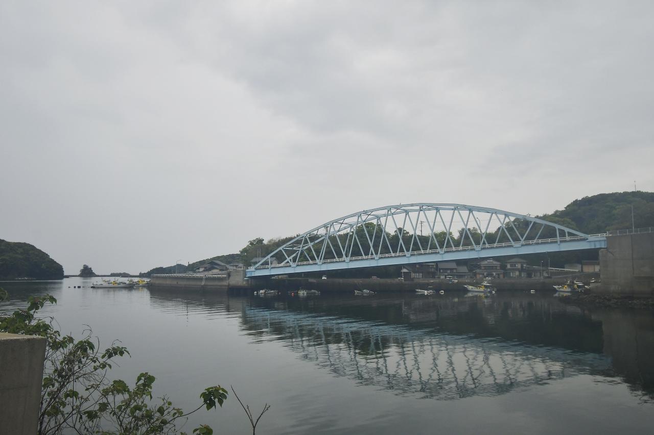 画像1: 斜めに掛けられた橋