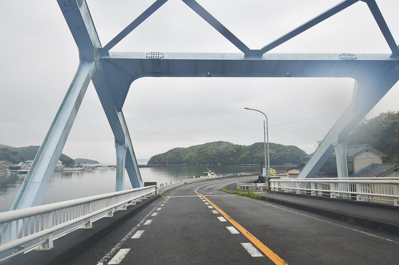 画像2: 斜めに掛けられた橋