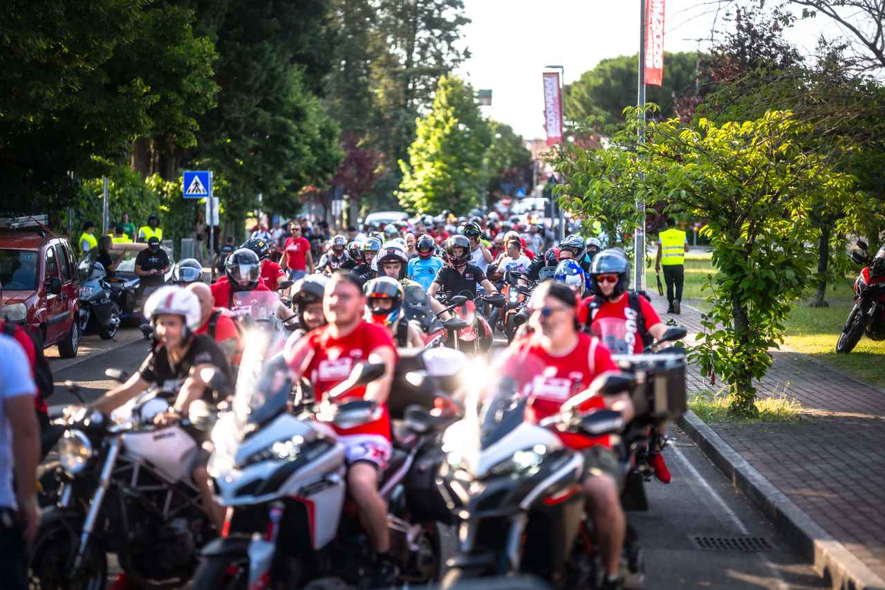 画像2: 100周年を祝う赤い大行列、ミサノからリッチョーネまで18kmを埋め尽くす